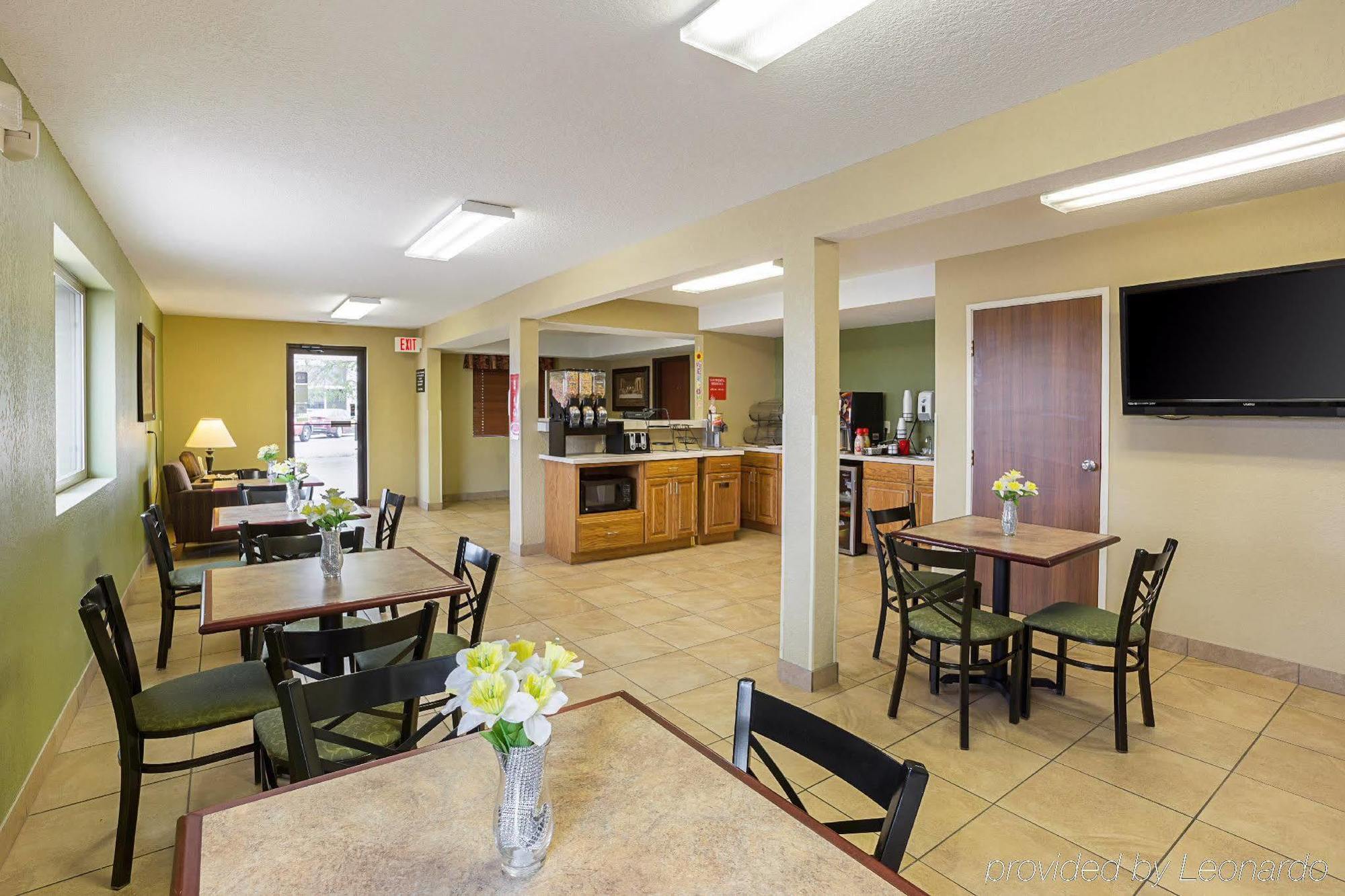 Rodeway Inn & Suites Kearney Exterior photo