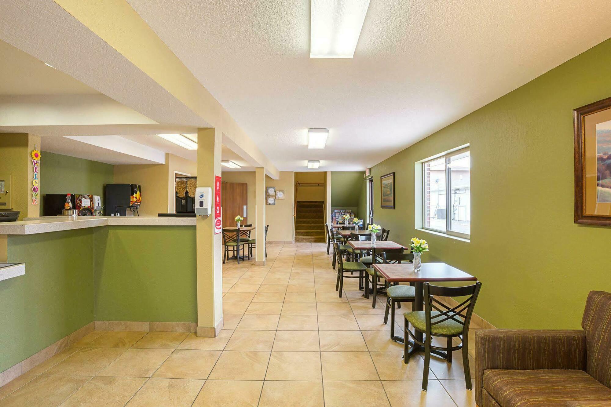 Rodeway Inn & Suites Kearney Exterior photo