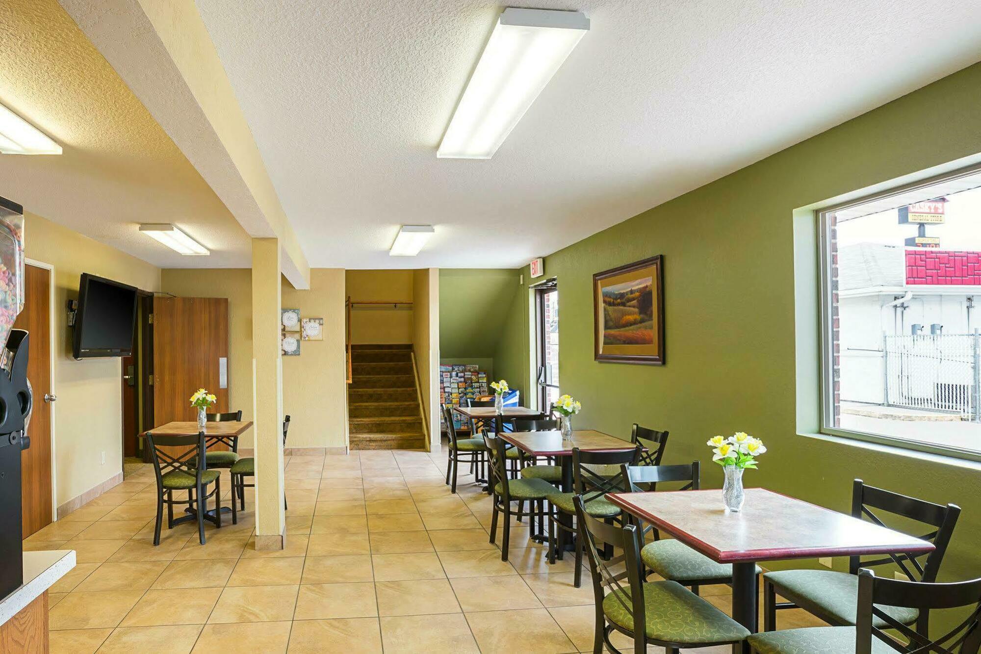 Rodeway Inn & Suites Kearney Exterior photo