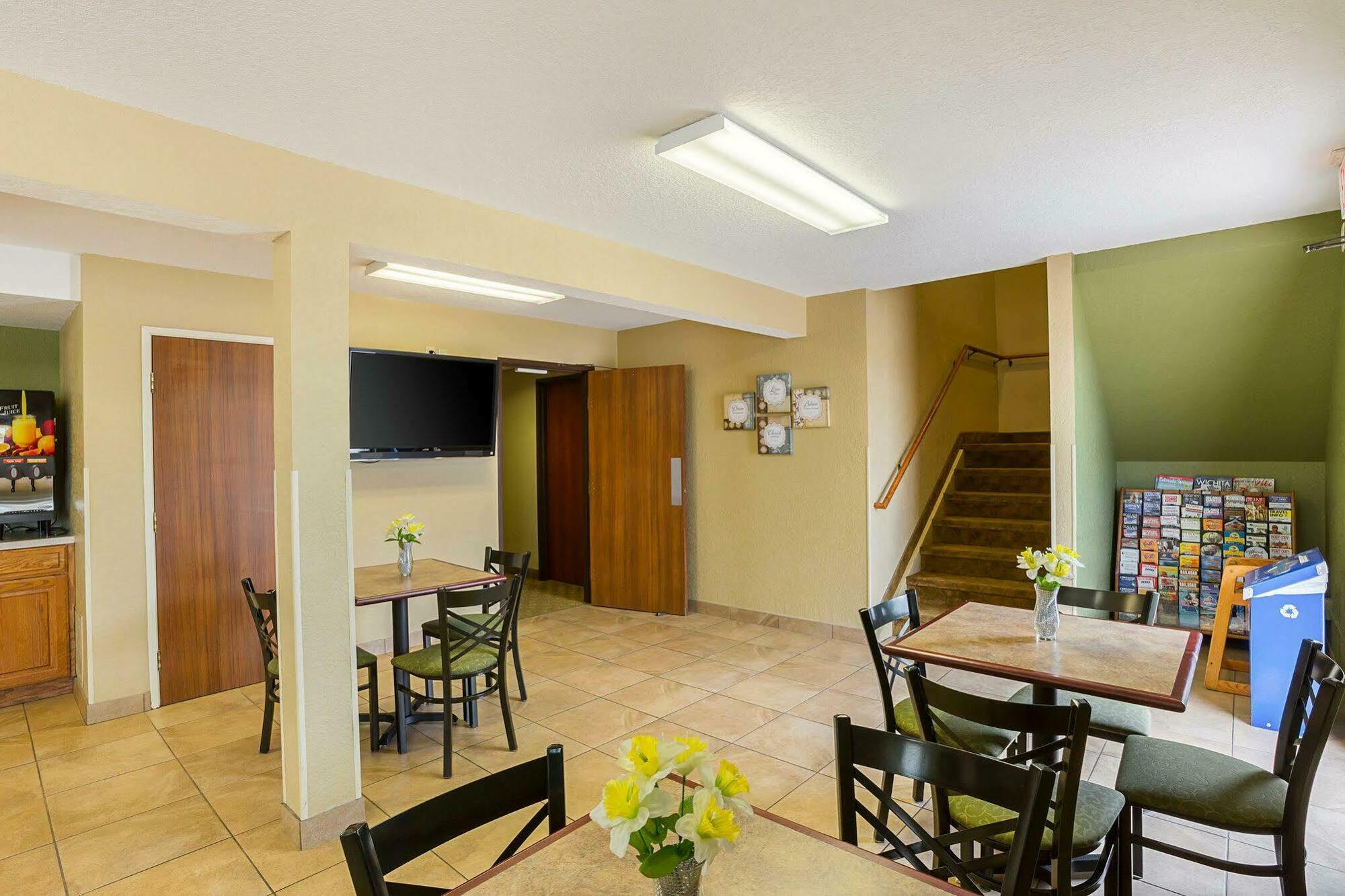 Rodeway Inn & Suites Kearney Exterior photo