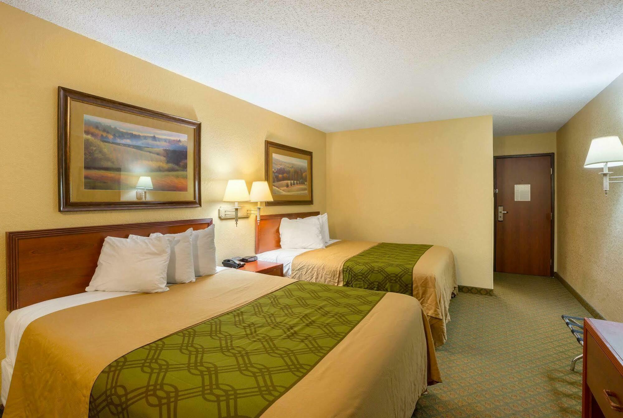 Rodeway Inn & Suites Kearney Exterior photo