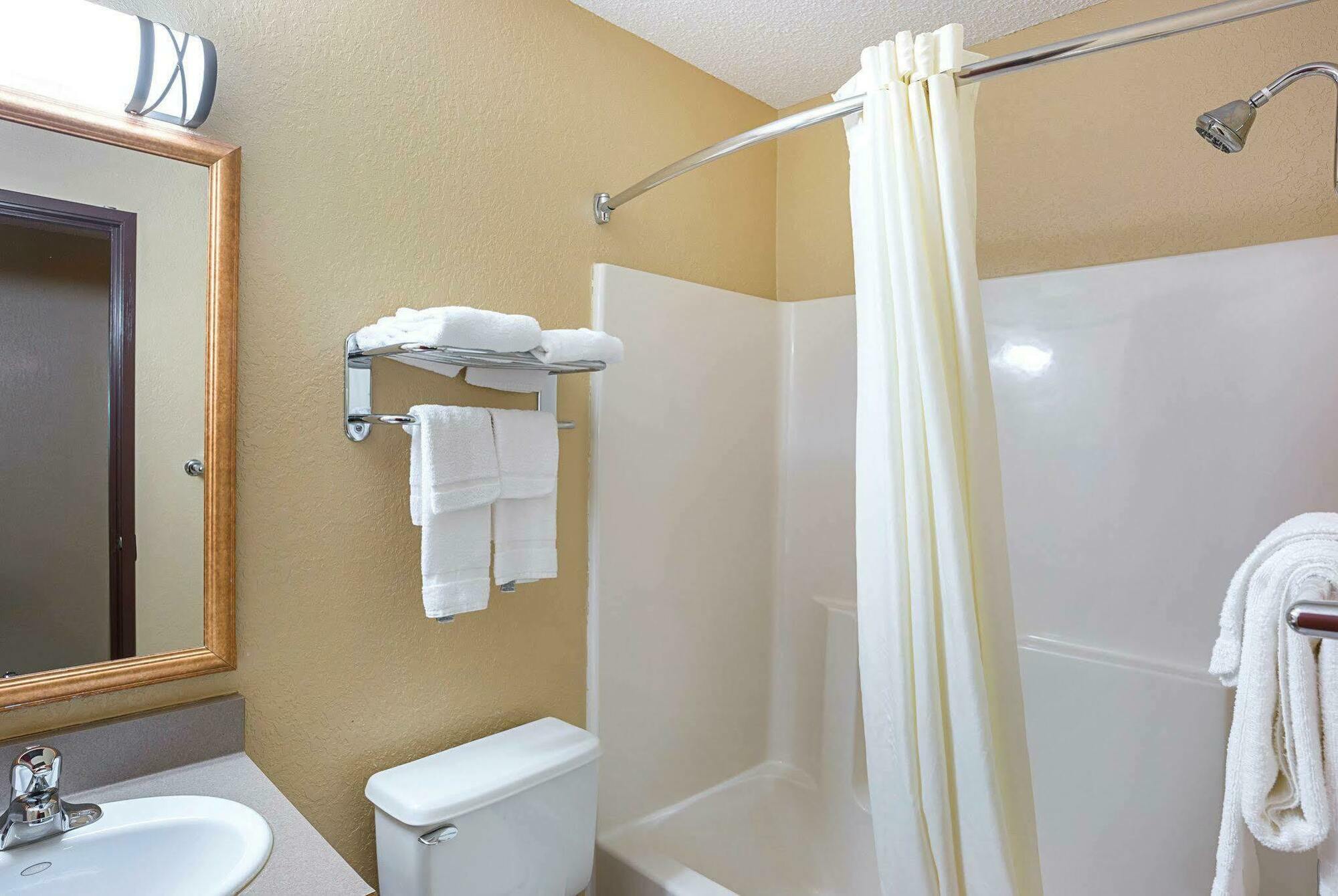 Rodeway Inn & Suites Kearney Exterior photo